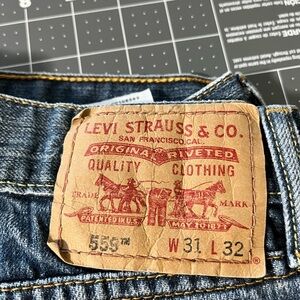 Men’s Levi’s 559 size 31x32 medium wash excellent condition
